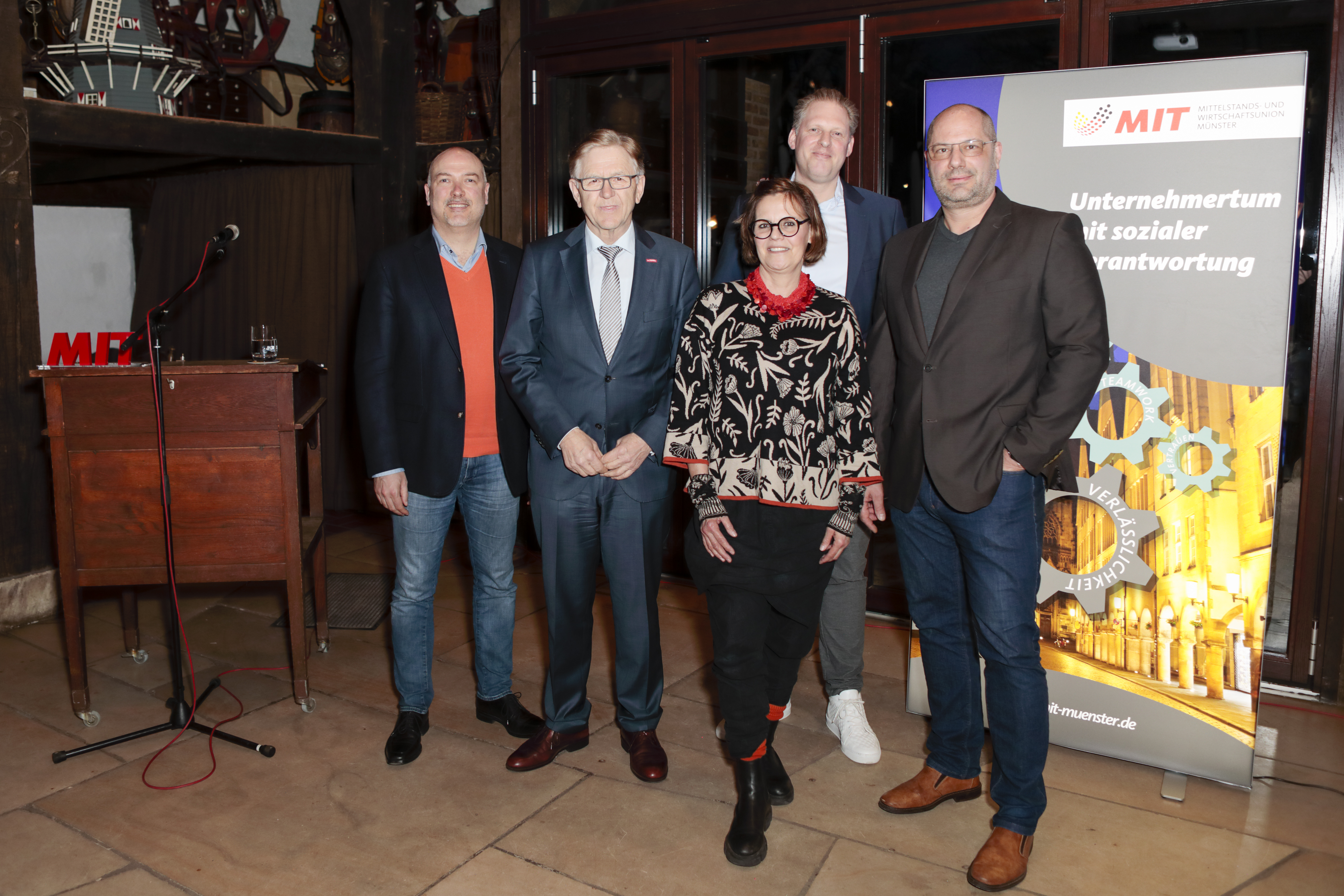 v.l.n.r.: Jan Leie (1. stellv. Vorsitzender MIT), Hans Hund (Prsident Handwerkskammer), Sabine Deckenbrock (Obermeisterin Innung Modehandwerk), Peter Brgel (Vorsitzender MIT),  
Stefan Raddant (Obermeister Innung Elektrotechnik)
Foto: Till Leckebusch